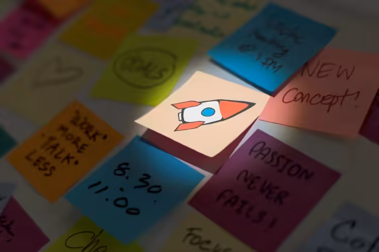 un tableau avec des post-it pour élaborer un plan d'action