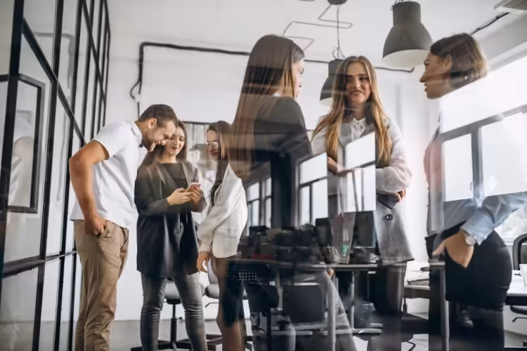 Des jeunes au bureau élaborent une stratégie de start-up