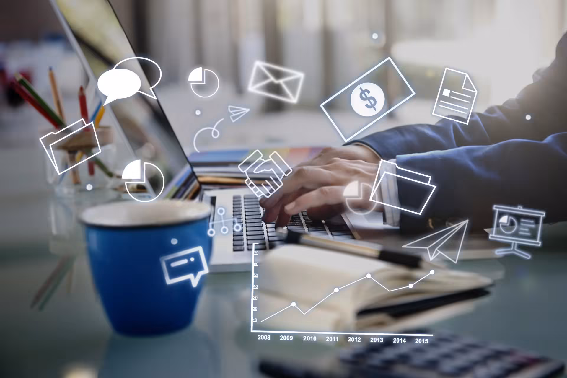 Ręce osoby piszącej na laptopie, nad którym unoszą się ikony biznesowe i wykres finansowy, symbolizując planowanie i zarządzanie budżetem marketingowym.