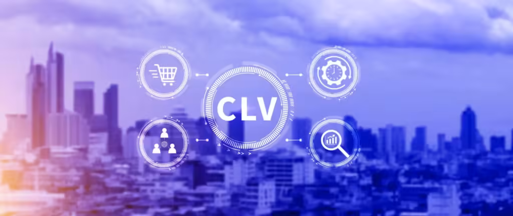 Grafika z napisem "CLV" w centralnym okręgu, otoczonym ikonami koszyka, zegara, grupy klientów i lupy z wykresem, wszystko na tle rozmytej panoramy miasta, symbolizująca wartość żywotności klienta
