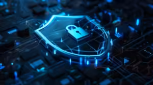 Świecąca, cyfrowa tarcza z kłódką umieszczona na tle płyty głównej lub układu scalonego, symbolizująca bezpieczeństwo cybernetyczne.