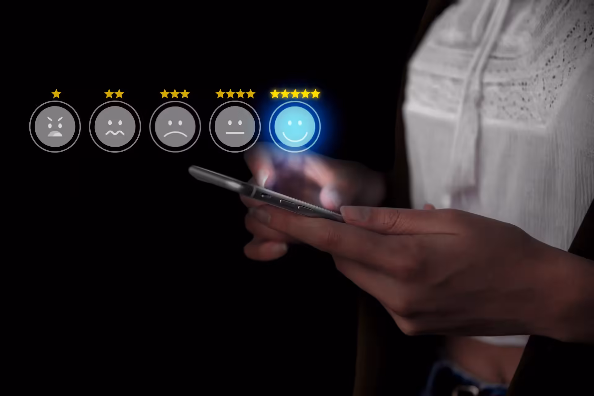 Eine Frau bewertet einen Service auf einem Smartphone mit Emotionssymbolen und Sternen, die die Sammlung automatischer Feedbackberichte symbolisieren.