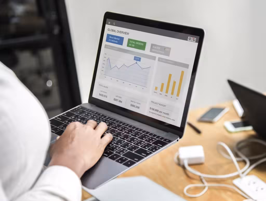 Kobieta pracuje na laptopie, co symbolizuje zarządzanie kampaniami reklamowymi PPC.