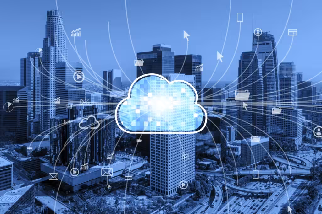 Panorama miasta z cyfrową chmurą w centrum, od której odchodzą linie z ikonami danych i komunikacji, symbolizująca rozwiązania Software as a Service (SaaS).