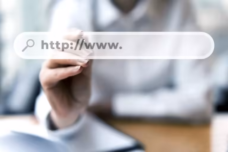Ręka kobiety trzymająca wirtualny pasek adresu przeglądarki z napisem "http://www.", symbolizujący hosting stron internetowych.