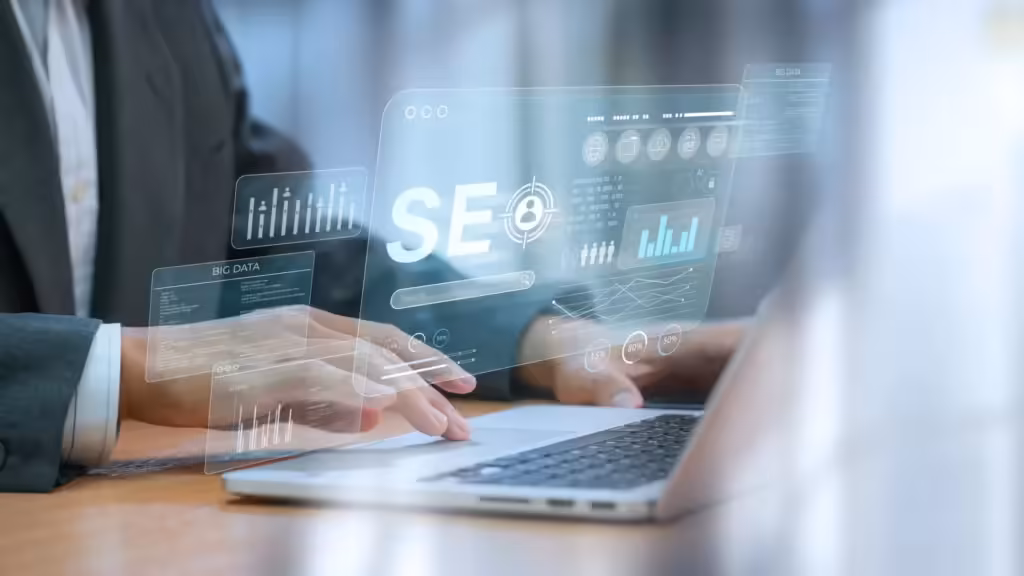 Uczestnicy szkolenia z SEO i marketingu online, z widocznymi wykresami i danymi na ekranie, symbolizujący rozwój strategii cyfrowych dla biznesu.