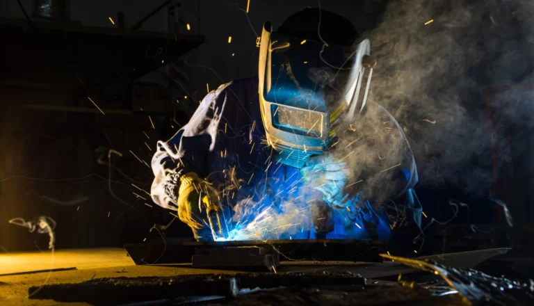 profesjonalny spawacz spawa spawarką inwertorową mig