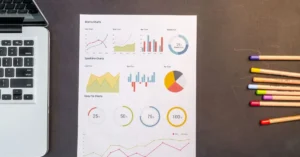 Biznesmen analizujący wykresy wzrostu pozycji strony w wyszukiwarce Google, reprezentujący jak działa pozycjonowanie SEO.