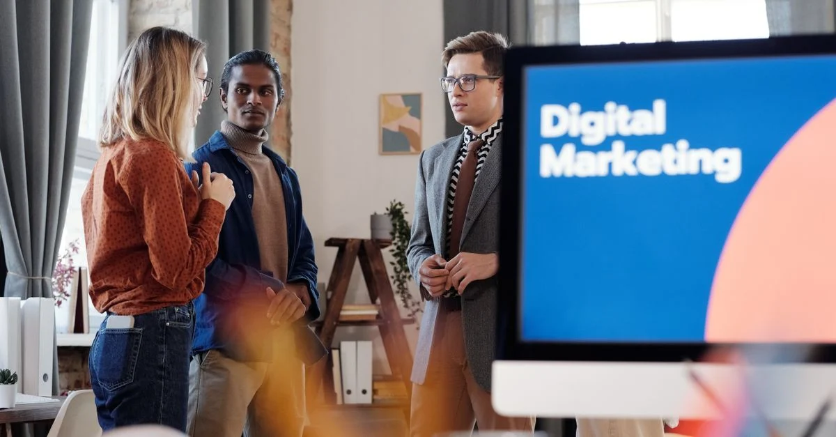 Ekspert analizujący wyniki SEO i kampanii Google Ads na ekranie laptopa