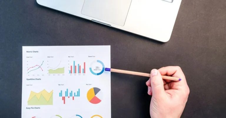 Ekspert SEO analizujący błędy techniczne na wykresach widoczności strony w Google