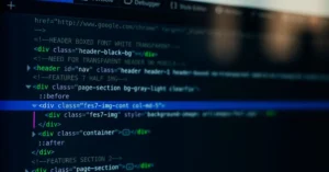 Graficzna reprezentacja wyboru pomiędzy platformą WordPress a dedykowanym kodem programistycznym na ekranach komputerów