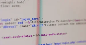 Grafika przedstawiająca porównanie kodu strony statycznej z panelem administracyjnym systemu CMS