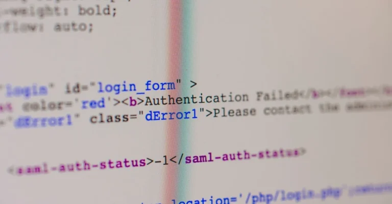 Grafika przedstawiająca porównanie kodu strony statycznej z panelem administracyjnym systemu CMS