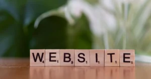 Ilustracja przedstawiająca trzy ekrany z różnymi typami stron: wizytówką, landing page oraz rozbudowanym serwisem internetowy