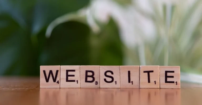Ilustracja przedstawiająca trzy ekrany z różnymi typami stron: wizytówką, landing page oraz rozbudowanym serwisem internetowy