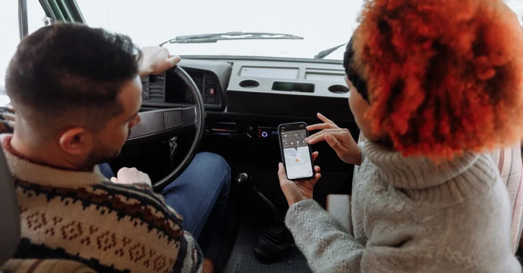Pozycjonowanie lokalne firmy na mapach Google na smartfonie.