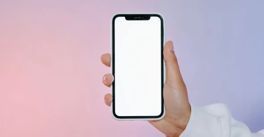 Specjalista testujący responsywność strony na telefonach i laptopie