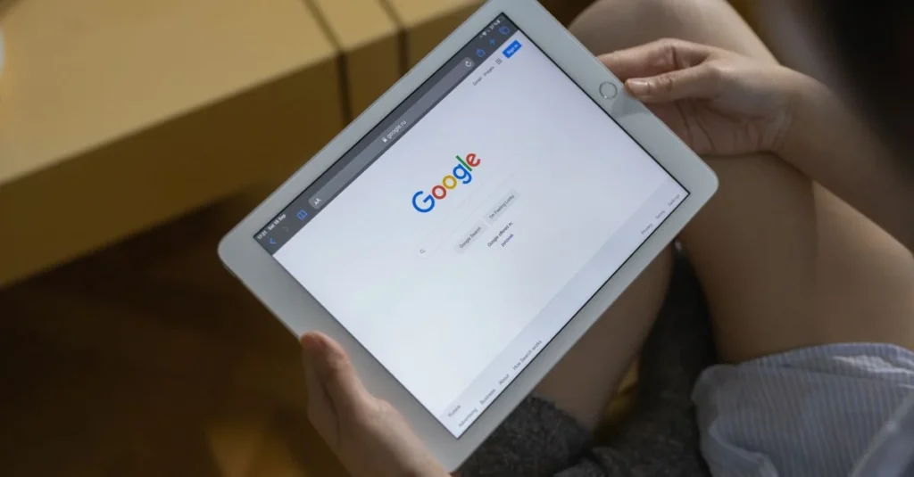 Wykres wzrostu ruchu organicznego na ekranie laptopa po optymalizacji słów kluczowych