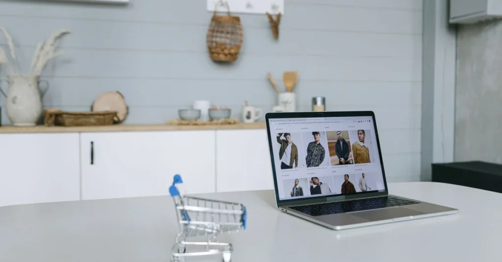 Porównanie technologii i architektury systemów e-commerce open-source oraz SaaS