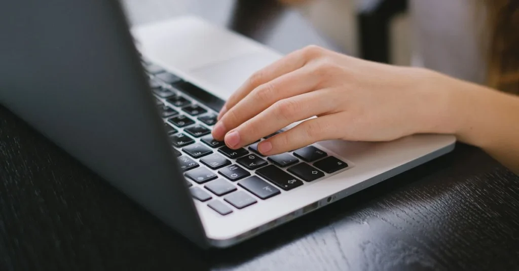 Profesjonalny copywriter tworzący unikalne i skuteczne opisy produktów dla sklepu internetowego