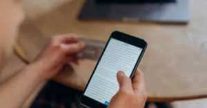 Smartfon wyświetlający ikony systemów płatności Przelewy24, PayU, BLIK i Autopay w nowoczesnym sklepie internetowym